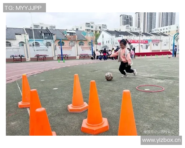 以锋为中心打破传统框架探寻未来足球战术革新的新视角